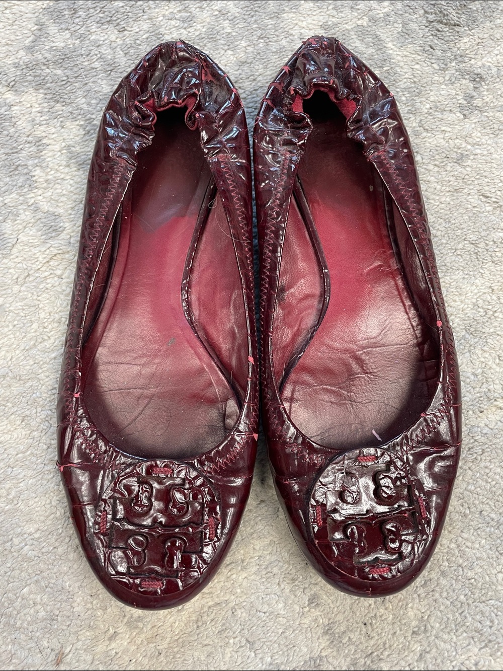 Tory Burch Reva T Logo Medallion Scrunch Burgundy Croc Patent Ballet Flats